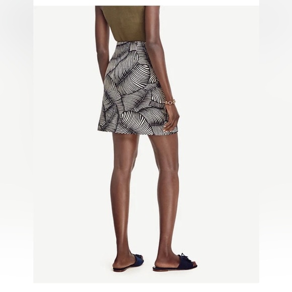 Black and White Leaf Pattern mini Skirt - Picture 7 of 8